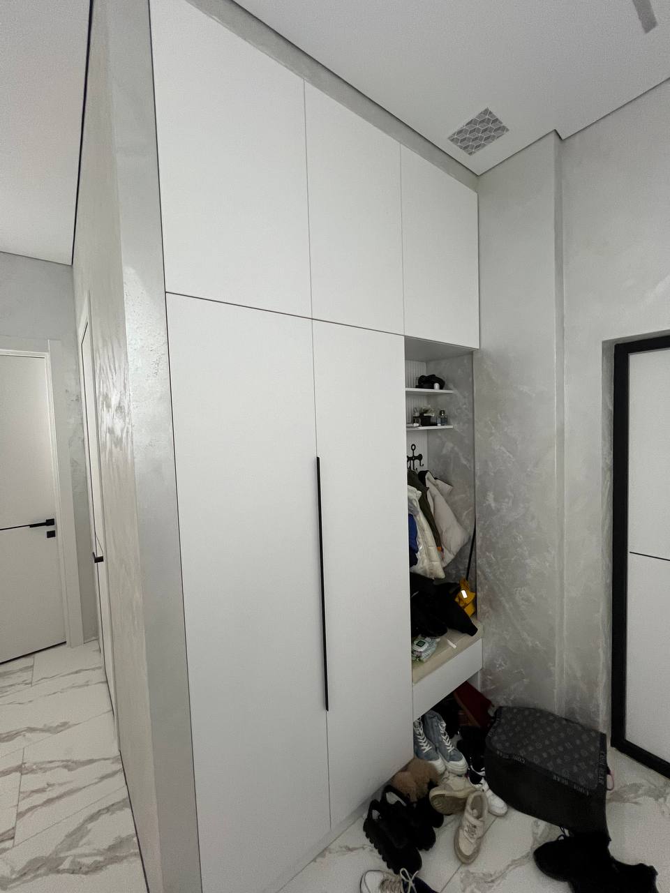 Прихожая Шкаф угловой Белый прихожая с нишей